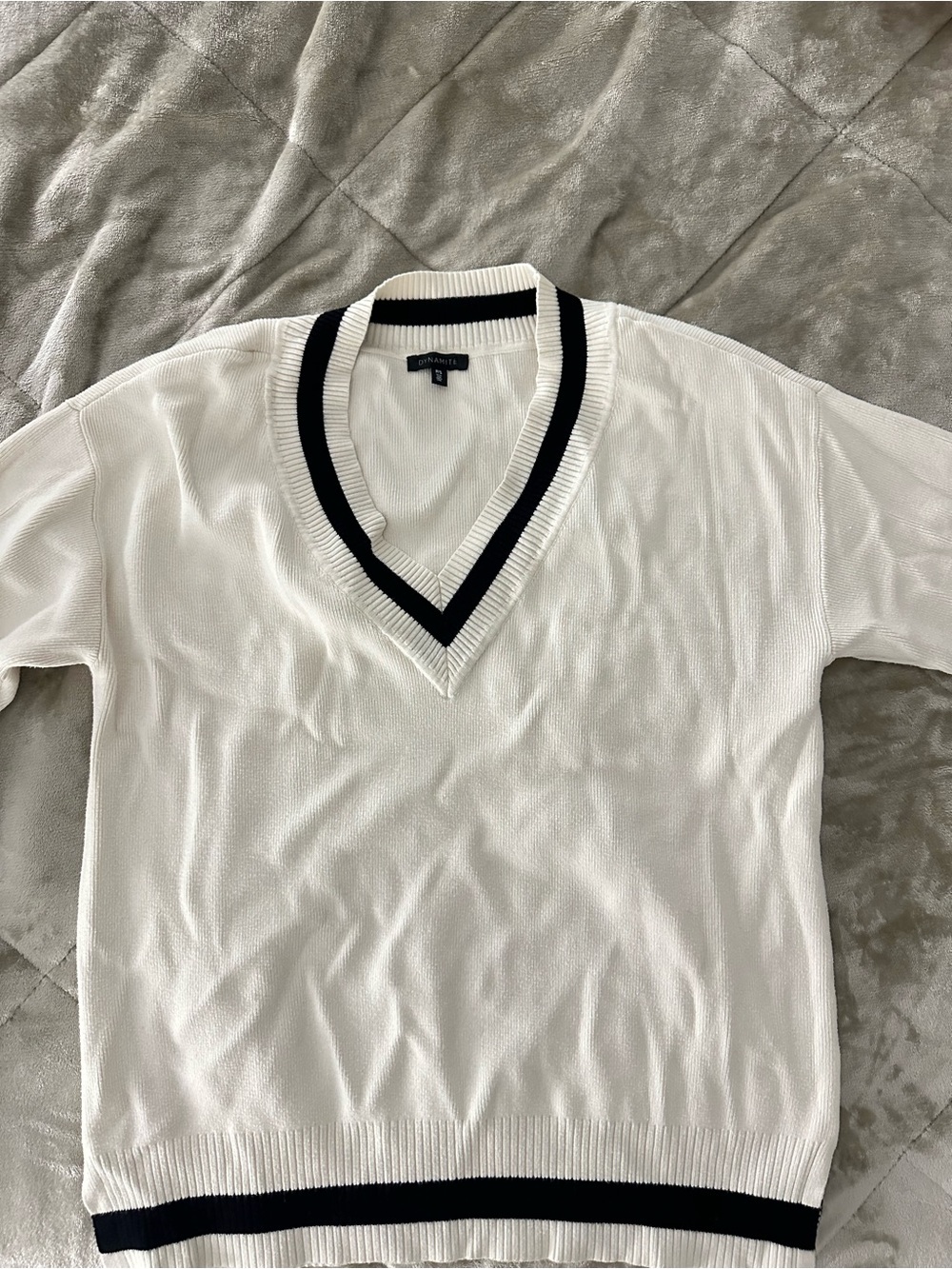 Dynamite White V-Neck Short Sleeve Sweater with Black Trim